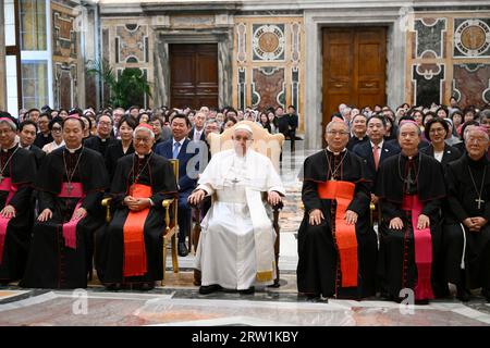 Vatican, Vatican. 16 septembre 2023. Italie, Rome, Vatican, 2023/9/16. Le Pape François reçoit des pèlerins de Corée en audience privée au Vatican. Photographie par Vatican Media / Catholic Press crédit photo : Agence photo indépendante / Alamy Live News Banque D'Images