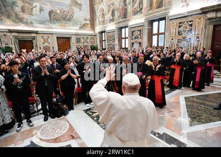 Vatican, Vatican. 16 septembre 2023. Italie, Rome, Vatican, 2023/9/16. Le Pape François reçoit des pèlerins de Corée en audience privée au Vatican. Photographie par Vatican Media / Catholic Press crédit photo : Agence photo indépendante / Alamy Live News Banque D'Images