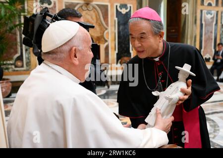 Vatican, Vatican. 16 septembre 2023. Italie, Rome, Vatican, 2023/9/16. Le Pape François reçoit des pèlerins de Corée en audience privée au Vatican. Photographie par Vatican Media / Catholic Press crédit photo : Agence photo indépendante / Alamy Live News Banque D'Images