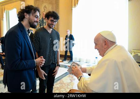 Vatican, Vatican. 16 septembre 2023. Italie, Rome, Vatican, 2023/9/16. Le Pape François reçoit les participants du « Concours de Noël » en audience privée au Vatican. Photographie par Vatican Media / Catholic Press crédit photo : Agence photo indépendante / Alamy Live News Banque D'Images