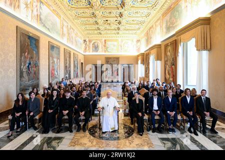 Vatican, Vatican. 16 septembre 2023. Italie, Rome, Vatican, 2023/9/16. Le Pape François reçoit les participants du « Concours de Noël » en audience privée au Vatican. Photographie par Vatican Media / Catholic Press crédit photo : Agence photo indépendante / Alamy Live News Banque D'Images