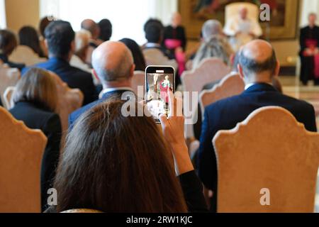 Vatican, Vatican. 16 septembre 2023. Italie, Rome, Vatican, 2023/9/16. Le Pape François reçoit les participants du « Concours de Noël » en audience privée au Vatican. Photographie par Vatican Media / Catholic Press crédit photo : Agence photo indépendante / Alamy Live News Banque D'Images