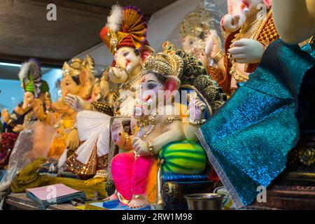 Beaucoup d'idoles belles et colorées de Lord Ganpati exposées lors d'un atelier à Mumbai, en Inde pour le festival de Ganesh Chaturthi Banque D'Images