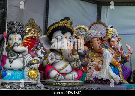 Beaucoup d'idoles belles et colorées de Lord Ganpati exposées lors d'un atelier à Mumbai, en Inde pour le festival de Ganesh Chaturthi Banque D'Images