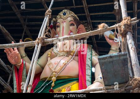 Une belle idole du Seigneur Ganpati exposée dans une procession appelée Aagman Sohala à Mumbai, en Inde pour le festival de Ganesh Chaturthi Banque D'Images