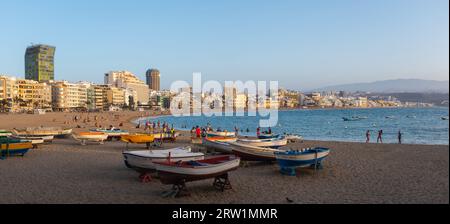 LAS PALMAS DE GRAN CANARIA, ESPAGNE - 27 JUIN 2023 : vue panoramique de la plage de Las Canteras à Las Palmas de Gran Canaria dans les îles Canaries en Espagne. Banque D'Images