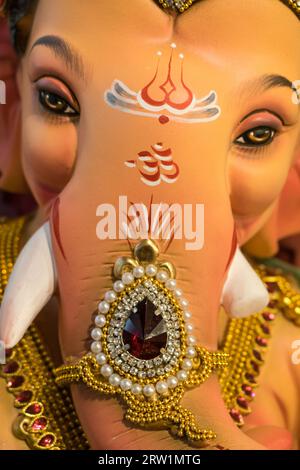 Gros plan d'une belle idole de Lord Ganpati exposée lors d'un atelier à Mumbai, en Inde pour le festival de Ganesh Chaturthi Banque D'Images