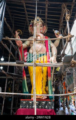 Une belle idole du Seigneur Ganpati exposée dans une procession appelée Aagman Sohala à Mumbai, en Inde pour le festival de Ganesh Chaturthi Banque D'Images