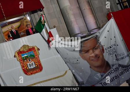 Toluca, Mexique. 15 septembre 2023. 15 septembre 2023 Toluca, Mexique : Alfredo del Mazo Maza Gouverneur constitutionnel de l'État de Mexico et Delfina Gómez Álvarez Gouverneur élu de l'État de Mexico ont donné le 'Grito de Independencia' au Palais du Gouvernement à l'occasion du 213e anniversaire de l'indépendance du Mexique devant des centaines de Mexicains sur la Plaza de los Mártires. Le 15 septembre 2023 à Toluca, México. (Photo Arturo Hernández/Eyepix Group/Sipa USA) crédit : SIPA USA/Alamy Live News Banque D'Images