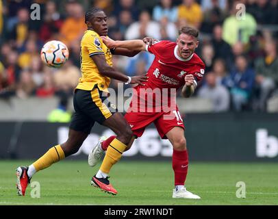 Jean-Ricner Bellegarde des Wolverhampton Wanderers et Alexis Mac Allister de Liverpool (à droite) se disputent le ballon lors du match de Premier League au Molineux Stadium, Wolverhampton. Date de la photo : Samedi 16 septembre 2023. Banque D'Images