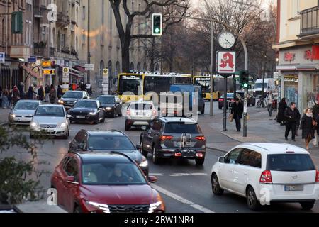 08.02.2023, Allemagne, Berlin, Berlin - circulation sur la Teltower Damm près de la station de S-Bahn Zehlendorf. 00S230208D205CAROEX.JPG [AUTORISATION DU MODÈLE : NON, PRO Banque D'Images