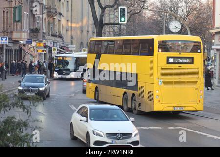 08.02.2023, Allemagne, Berlin, Berlin - circulation routière sur Teltower Damm près de la station de S-Bahn Zehlendorf. 00S230208D204CAROEX.JPG [AUTORISATION DU MODÈLE : NON, CORRECT Banque D'Images