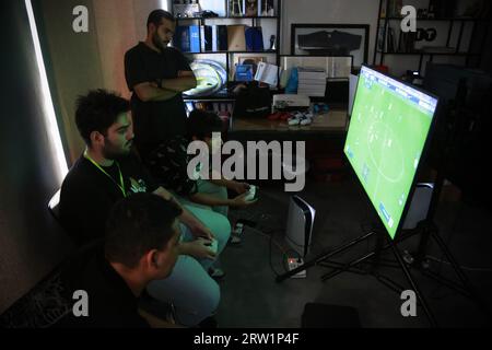 Téhéran, Iran. 15 septembre 2023. Les joueurs iraniens participent aux compétitions sportives FIFA 23, au G-Max Adrenaline Park, dans le nord-ouest de Téhéran. Soixante-quatre joueurs iraniens venus de tout le pays se sont affrontés en personne à Adrenaline Park à Téhéran pour le dernier match de FIFA 23 Iran, après un mois de compétition en ligne et en face à face. (Image de crédit : © Rouzbeh Fouladi/ZUMA Press Wire) USAGE ÉDITORIAL SEULEMENT! Non destiné à UN USAGE commercial ! Banque D'Images