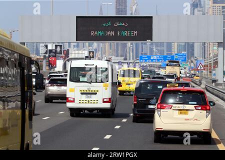 23.03.2023, Émirats arabes Unis, Dubaï, Dubaï - le salut Ramadan Kereem sur un changement de signal sur Sheikh Zayed Road. 00S230323D316CAROEX.JPG [MODÈLE Banque D'Images