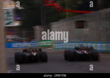 Singapour, Singapour. 16 septembre 2023. (De gauche à droite) : Kevin Magnussen (DEN) Haas VF-23 et Nico Hulkenberg (GER) Haas VF-23. Championnat du monde de Formule 1, Rd 16, Grand Prix de Singapour, samedi 16 septembre 2023. Marina Bay Street circuit, Singapour. Crédit : James Moy/Alamy Live News Banque D'Images