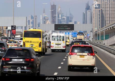 23.03.2023, Émirats arabes Unis, Dubaï, Dubaï - le salut du Ramadan Kereem lors d'un changement de signal sur Sheikh Zayed Road. 00S230323D315CAROEX.JPG [MODÈLE Banque D'Images