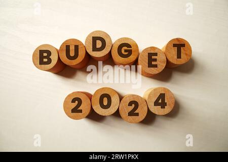 Texte du budget de 2024 sur des blocs de bois sur fond blanc. Concept de budgétisation. Banque D'Images