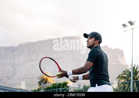 Joueur de tennis se préparant à servir une balle de tennis Banque D'Images