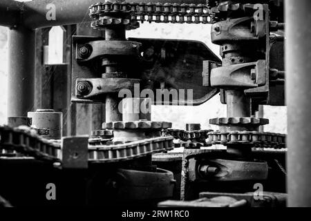 Machines anciennes et inutilisées en noir et blanc Banque D'Images