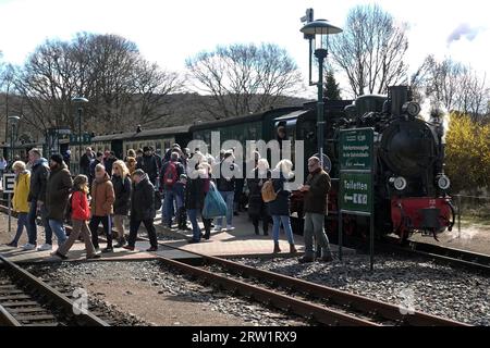 03.04.2023, Allemagne, Mecklembourg-Poméranie occidentale, Binz - les gens sortent du chemin de fer à voie étroite Rasender Roland. 00S230403D534CAROEX.JPG [MODÈLE Banque D'Images