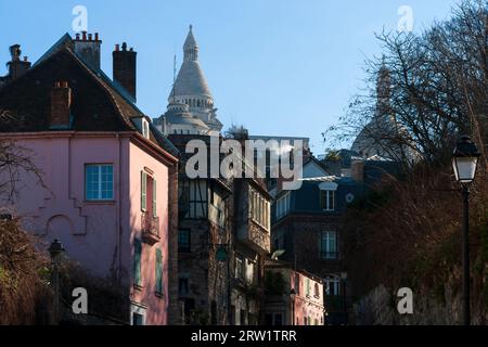 Rue de l'Abreuvoir, Montmartre, Paris, France, avec la Basilique du Sacré-cœur de Paris (Basilique du Sacré-Cœur) en arrière-plan. Banque D'Images