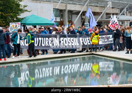 Édimbourg, Écosse, Royaume-Uni. 16 septembre 2023. Manifestants lors d'une manifestation contre le changement climatique mondial organisée par les amis de la Terre et la Coalition pour le climat d'Édimbourg aujourd'hui au Parlement écossais à Édimbourg. Une coalition de groupes écologistes a marché de The Mound à Holyrood pour protester contre l'utilisation des combustibles fossiles et contre les compagnies pétrolières et gazières. Iain Masterton/Alamy Live News Banque D'Images