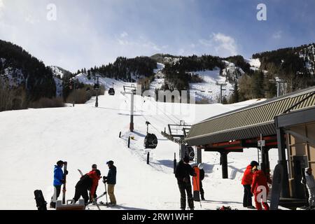 Style de vie luxueux à Aspen Mountain et gondole queen argentée dans le centre-ville d'Aspen Colorado. Ski alpin récréatif. aspen, Colorado, États-Unis - mai 18 Banque D'Images