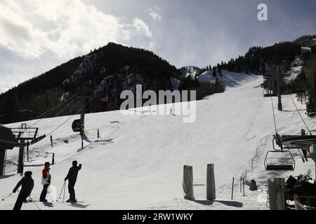 Style de vie luxueux à Aspen Mountain et gondole queen argentée dans le centre-ville d'Aspen Colorado. Ski alpin récréatif. aspen, Colorado, États-Unis - mai 18 Banque D'Images