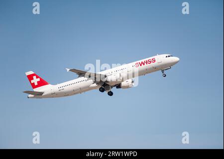 04.06.2023, Allemagne, Berlin, Berlin - Europe - Un avion de transport de passagers de Swiss Airlines de type A321-100 immatriculé HB-IOD décollant de Berlin BR Banque D'Images