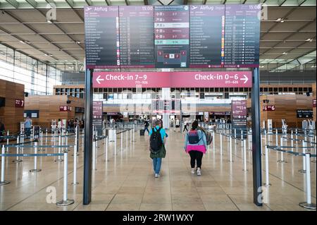 04.06.2023, Allemagne, Berlin, Berlin - Europe - un plan intérieur montre des voyageurs aériens dans le terminal 1 du BER Willy Brand international Berlin-Brandenburg Banque D'Images