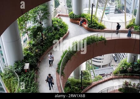 01.08.2023, République de Singapour, Singapour, Singapour - visiteurs sur l'un des quatre niveaux du jardin vertical Green Oasis dans le nouveau CapitaSpring sk Banque D'Images