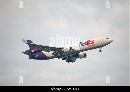 02.08.2023, République de Singapour, , Singapour - Un avion cargo McDonnell Douglas MD-11F immatriculé N584FE on appr Banque D'Images