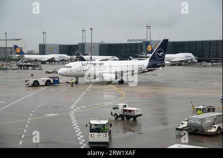 04.08.2023, Allemagne, Hesse, Francfort - Europe - Un avion de passagers Lufthansa de type Airbus A319-100 avec l'immatriculation D-AILI pendant le pushb Banque D'Images