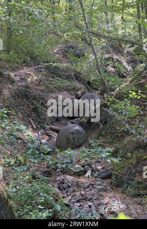 Les sphères de pierre en Bosnie-Herzégovine sont un phénomène naturel. La plus grande boule de pierre a été découverte à Zavidovici en 2016, dans la ville de Podubravlj Banque D'Images