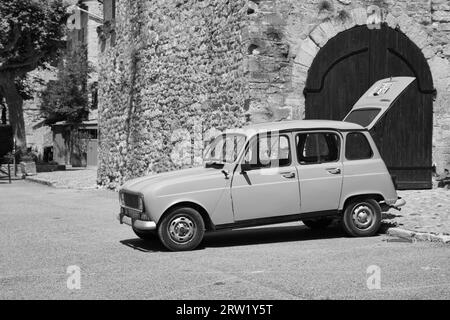 une vieille voiture française avec porte arrière ouverte (noir et blanc) Banque D'Images