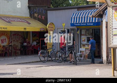 Zenica, Bosnie-Herzégovine - 13 septembre 2023 : une promenade dans le centre de la ville de Zenica dans la fédération de Bosnie-Herzégovine dans un après-midi d'été ensoleillé Banque D'Images