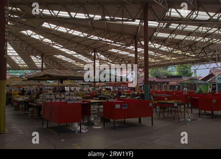 Zenica, Bosnie-Herzégovine - 13 septembre 2023 : le marché de la ville. Une promenade dans le centre de la ville de Zenica en fédération de Bosnie-Herzégovine dans un endroit ensoleillé Banque D'Images