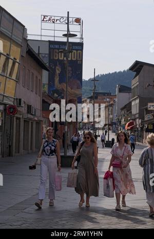Zenica, Bosnie-Herzégovine - 13 septembre 2023 : une promenade dans le centre de la ville de Zenica dans la fédération de Bosnie-Herzégovine dans un après-midi d'été ensoleillé Banque D'Images