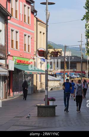 Zenica, Bosnie-Herzégovine - 13 septembre 2023 : une promenade dans le centre de la ville de Zenica dans la fédération de Bosnie-Herzégovine dans un après-midi d'été ensoleillé Banque D'Images