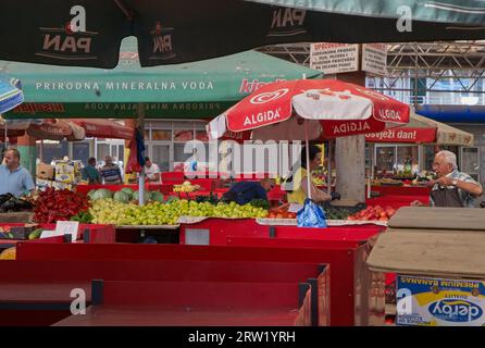 Zenica, Bosnie-Herzégovine - 13 septembre 2023 : le marché de la ville. Une promenade dans le centre de la ville de Zenica en fédération de Bosnie-Herzégovine dans un endroit ensoleillé Banque D'Images