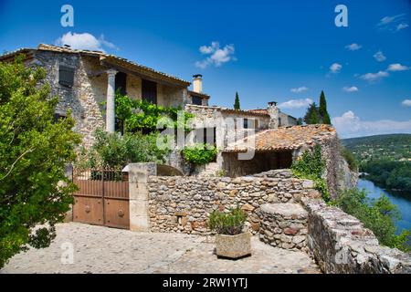 les belles maisons en pierre de la ville française d'aiguze Banque D'Images