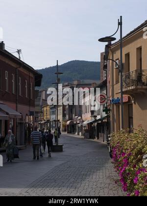 Zenica, Bosnie-Herzégovine - 13 septembre 2023 : une promenade dans le centre de la ville de Zenica dans la fédération de Bosnie-Herzégovine dans un après-midi d'été ensoleillé Banque D'Images