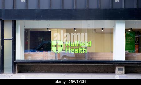 Nuffield enseigne de santé dans Nuffield Health Barbican Fitness & Wellbeing Centre fenêtre du bâtiment Beech Street tunnel zone Londres Angleterre Royaume-Uni KATHY DEWITT Banque D'Images