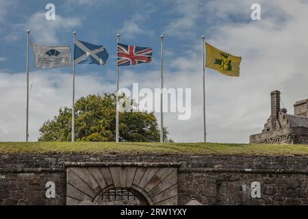 Stirling, Ecosse, Royaume-Uni - 19 août 2023 - drapeaux survolant le mur historique du château de Stirling, y compris l'Union Jack Banque D'Images