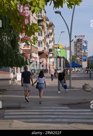 Zenica, Bosnie-Herzégovine - 13 septembre 2023 : une promenade dans le centre de la ville de Zenica dans la fédération de Bosnie-Herzégovine dans un après-midi d'été ensoleillé Banque D'Images