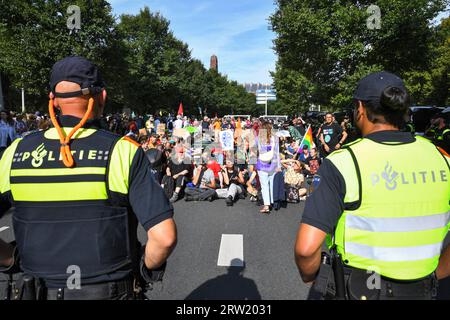 La Haye, TheNetherlands, 16 septembre 2023. Extinction rébellion a protesté en bloquant l'autoroute A12 pour le 8e jour consécutif. Des bateaux ont été utilisés et la police a enlevé et arrêté quelques centaines de personnes.Credit:Pmvfoto/Alamy Live News Banque D'Images