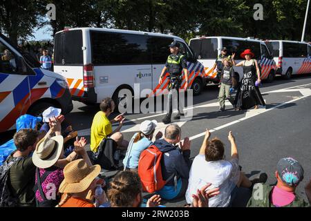 La Haye, TheNetherlands, 16 septembre 2023. Extinction rébellion a protesté en bloquant l'autoroute A12 pour le 8e jour consécutif. Des bateaux ont été utilisés et la police a enlevé et arrêté quelques centaines de personnes.Credit:Pmvfoto/Alamy Live News Banque D'Images