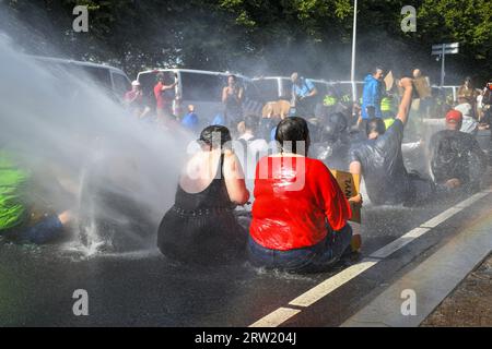 La Haye, TheNetherlands, 16 septembre 2023. Extinction rébellion a protesté en bloquant l'autoroute A12 pour le 8e jour consécutif. Des bateaux ont été utilisés et la police a enlevé et arrêté quelques centaines de personnes.Credit:Pmvfoto/Alamy Live News Banque D'Images