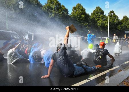 La Haye, TheNetherlands, 16 septembre 2023. Extinction rébellion a protesté en bloquant l'autoroute A12 pour le 8e jour consécutif. Des bateaux ont été utilisés et la police a enlevé et arrêté quelques centaines de personnes.Credit:Pmvfoto/Alamy Live News Banque D'Images