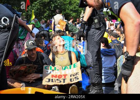 La Haye, TheNetherlands, 16 septembre 2023. Extinction rébellion a protesté en bloquant l'autoroute A12 pour le 8e jour consécutif. Des bateaux ont été utilisés et la police a enlevé et arrêté quelques centaines de personnes.Credit:Pmvfoto/Alamy Live News Banque D'Images